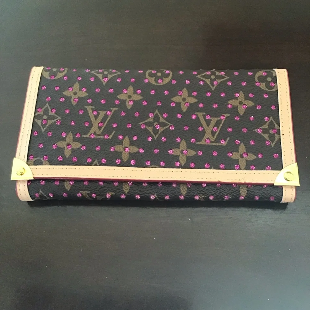 Stylist LV wallet with pink crystals